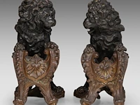 A fine pair of louis xv style painted bronze andirons with lions 32 cm. (12.59 in.) - afbeelding 3 van  7