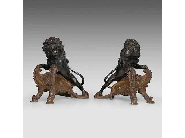 A fine pair of louis xv style painted bronze andirons with lions 32 cm. (12.59 in.) - afbeelding 4 van  7
