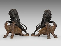 A fine pair of louis xv style painted bronze andirons with lions 32 cm. (12.59 in.) - afbeelding 4 van  7