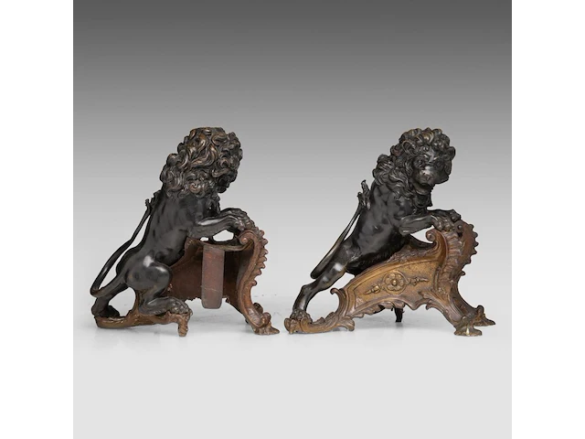 A fine pair of louis xv style painted bronze andirons with lions 32 cm. (12.59 in.) - afbeelding 5 van  7