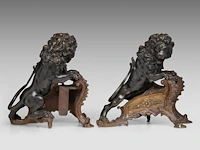 A fine pair of louis xv style painted bronze andirons with lions 32 cm. (12.59 in.) - afbeelding 5 van  7