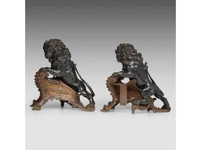 A fine pair of louis xv style painted bronze andirons with lions 32 cm. (12.59 in.) - afbeelding 6 van  7