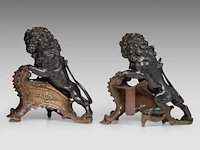A fine pair of louis xv style painted bronze andirons with lions 32 cm. (12.59 in.) - afbeelding 6 van  7
