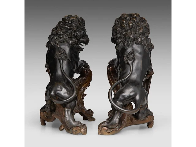 A fine pair of louis xv style painted bronze andirons with lions 32 cm. (12.59 in.) - afbeelding 7 van  7