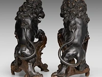 A fine pair of louis xv style painted bronze andirons with lions 32 cm. (12.59 in.) - afbeelding 7 van  7