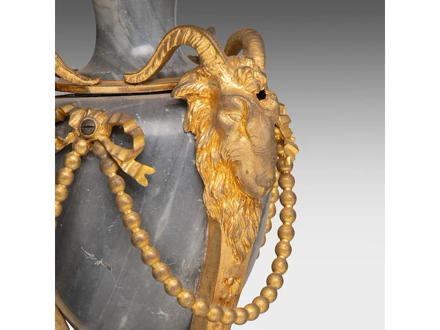 A fine pair of louis xvi period gilt bronze mounted marble candelabras 73 cm. (28.73 in.) - afbeelding 6 van  7