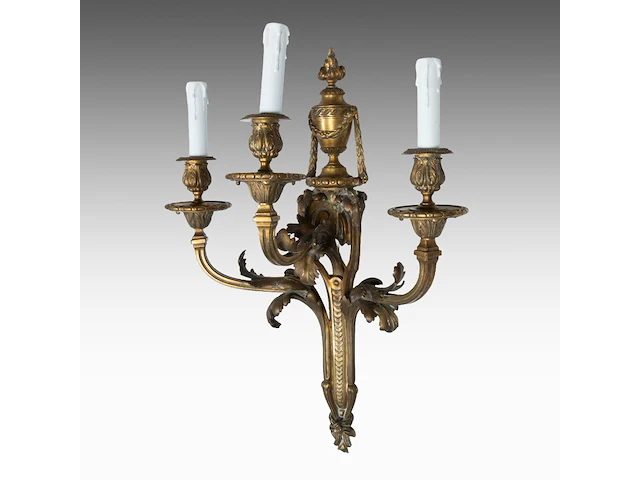 A fine pair of louis xvi style gilt bronze wall appliques 57 cm. (22.44 in.) - afbeelding 4 van  5