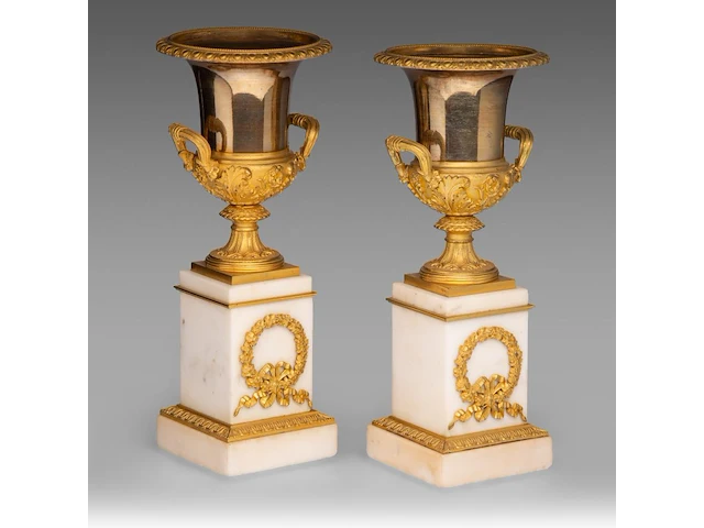 A fine pair of neoclassical gilt bronze and marble medici vases 38.5 cm. (15.16 in.) - afbeelding 2 van  10