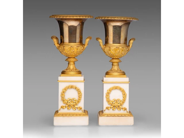 A fine pair of neoclassical gilt bronze and marble medici vases 38.5 cm. (15.16 in.) - afbeelding 1 van  10