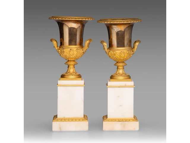 A fine pair of neoclassical gilt bronze and marble medici vases 38.5 cm. (15.16 in.) - afbeelding 3 van  10