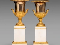 A fine pair of neoclassical gilt bronze and marble medici vases 38.5 cm. (15.16 in.) - afbeelding 3 van  10
