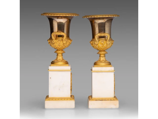 A fine pair of neoclassical gilt bronze and marble medici vases 38.5 cm. (15.16 in.) - afbeelding 4 van  10