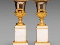 A fine pair of neoclassical gilt bronze and marble medici vases 38.5 cm. (15.16 in.) - afbeelding 4 van  10