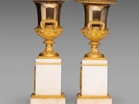 A fine pair of neoclassical gilt bronze and marble medici vases 38.5 cm. (15.16 in.) - afbeelding 5 van  10