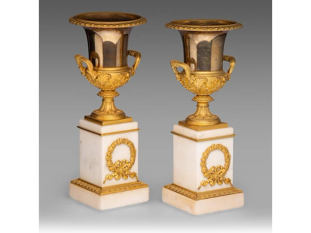 A fine pair of neoclassical gilt bronze and marble medici vases 38.5 cm. (15.16 in.) - afbeelding 6 van  10