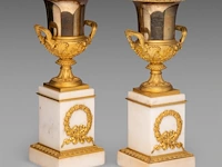 A fine pair of neoclassical gilt bronze and marble medici vases 38.5 cm. (15.16 in.) - afbeelding 6 van  10