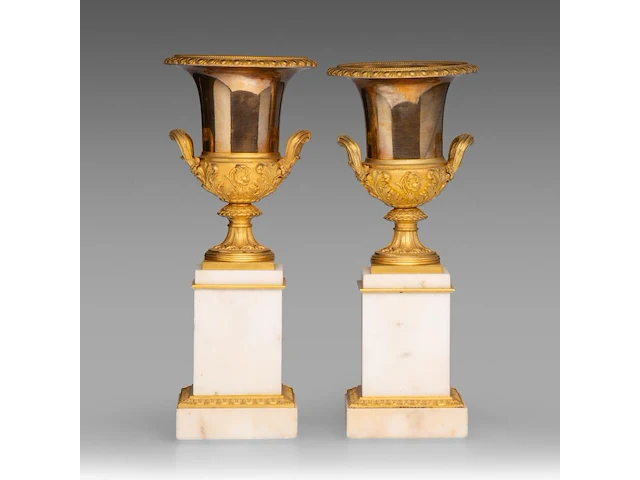 A fine pair of neoclassical gilt bronze and marble medici vases 38.5 cm. (15.16 in.) - afbeelding 7 van  10