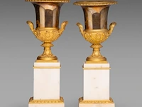 A fine pair of neoclassical gilt bronze and marble medici vases 38.5 cm. (15.16 in.) - afbeelding 7 van  10