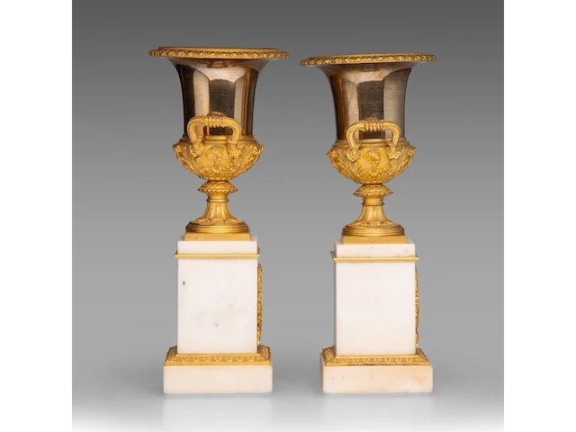 A fine pair of neoclassical gilt bronze and marble medici vases 38.5 cm. (15.16 in.) - afbeelding 8 van  10