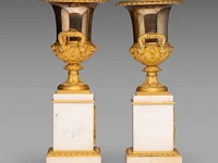 A fine pair of neoclassical gilt bronze and marble medici vases 38.5 cm. (15.16 in.) - afbeelding 8 van  10