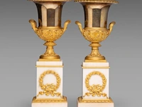 A fine pair of neoclassical gilt bronze and marble medici vases 38.5 cm. (15.16 in.) - afbeelding 9 van  10