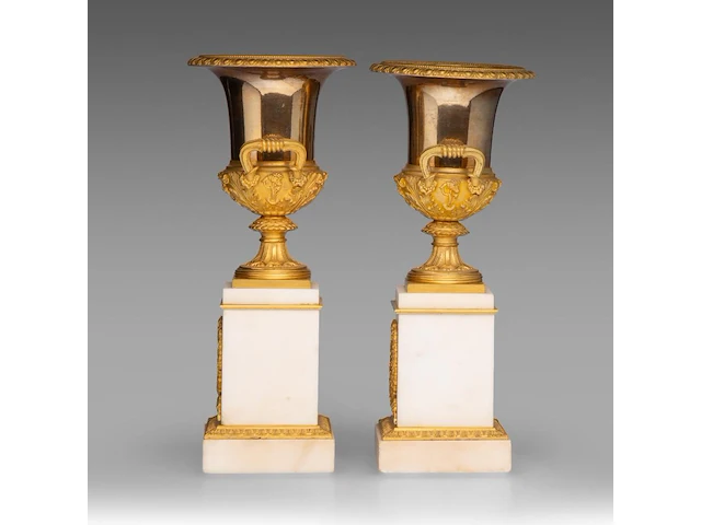 A fine pair of neoclassical gilt bronze and marble medici vases 38.5 cm. (15.16 in.) - afbeelding 10 van  10