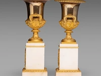 A fine pair of neoclassical gilt bronze and marble medici vases 38.5 cm. (15.16 in.) - afbeelding 10 van  10