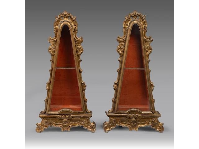 A fine pair of venetian rococo giltwood cone-shaped display cabinets, 18thc 125 x 60 cm. (49.21 x 23.62 in.) - afbeelding 1 van  3