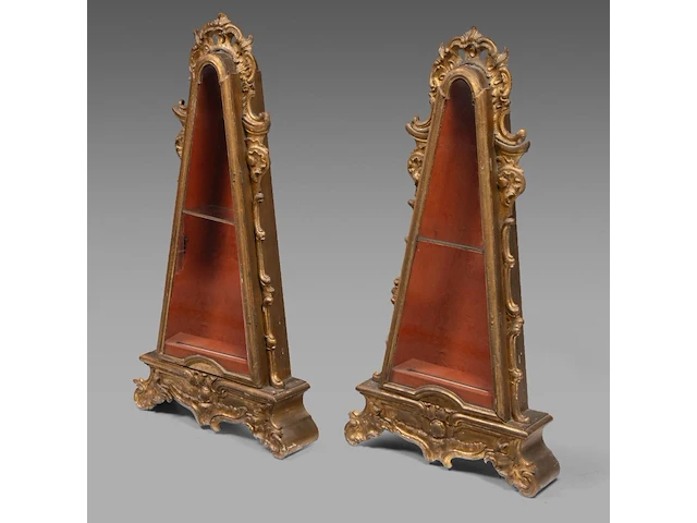 A fine pair of venetian rococo giltwood cone-shaped display cabinets, 18thc 125 x 60 cm. (49.21 x 23.62 in.) - afbeelding 2 van  3
