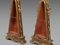 A fine pair of venetian rococo giltwood cone-shaped display cabinets, 18thc 125 x 60 cm. (49.21 x 23.62 in.) - afbeelding 2 van  3