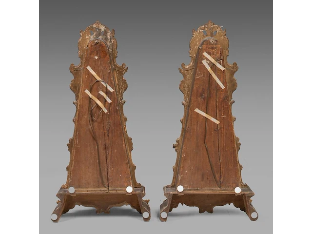A fine pair of venetian rococo giltwood cone-shaped display cabinets, 18thc 125 x 60 cm. (49.21 x 23.62 in.) - afbeelding 3 van  3