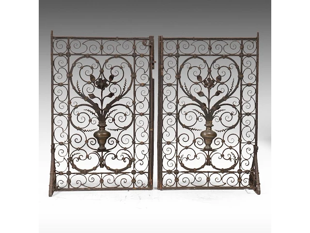 A fine pair of venetian wrought iron fences with scrollwork, 16th/17thc 95 x 62 cm. (37.39 x 24.41 in.) - afbeelding 1 van  4