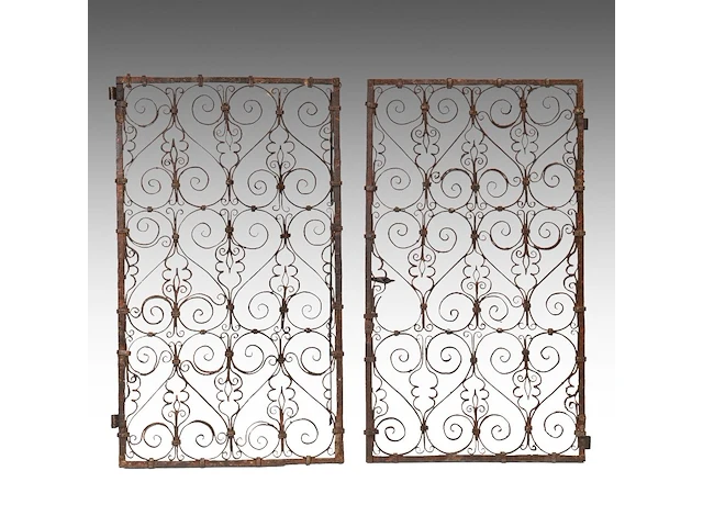 A fine pair of wrought iron fences with scrollwork, 17thc, italy 93 x 55 cm. (36.60 x 21.64 in.) - afbeelding 1 van  2
