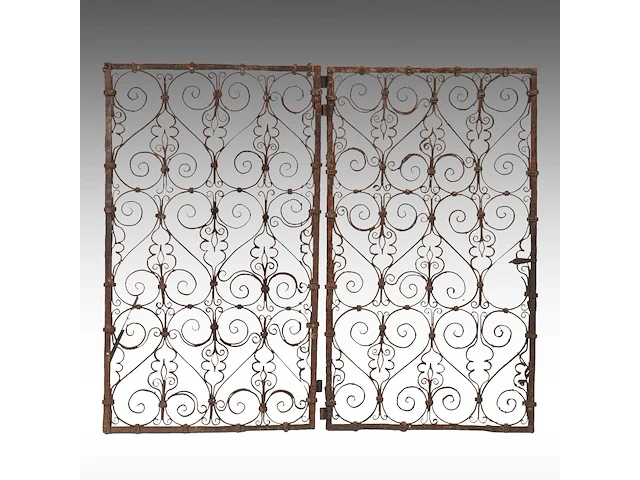 A fine pair of wrought iron fences with scrollwork, 17thc, italy 93 x 55 cm. (36.60 x 21.64 in.) - afbeelding 2 van  2