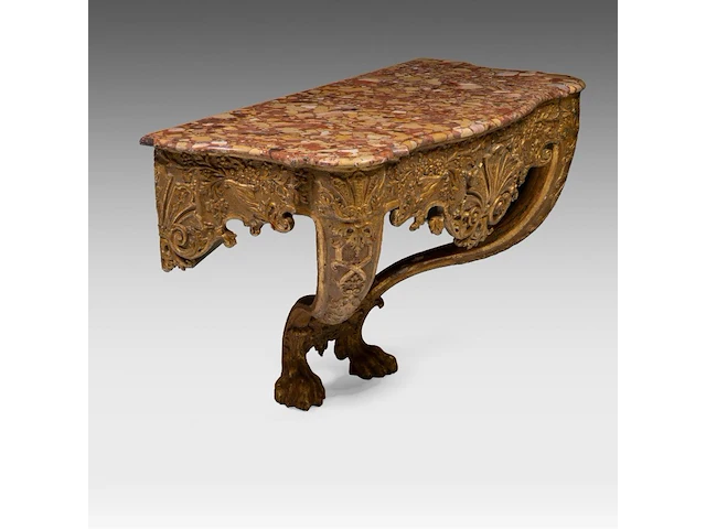 A fine régence carved giltwood console table with a brèche d'alep marble top, ca. 1730 73 x 112 x 57 cm. (28.73 x 44.09 x 22.44 in.) - afbeelding 1 van  6