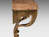 A fine régence carved giltwood console table with a brèche d'alep marble top, ca. 1730 73 x 112 x 57 cm. (28.73 x 44.09 x 22.44 in.) - afbeelding 3 van  6