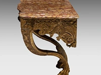 A fine régence carved giltwood console table with a brèche d'alep marble top, ca. 1730 73 x 112 x 57 cm. (28.73 x 44.09 x 22.44 in.) - afbeelding 5 van  6
