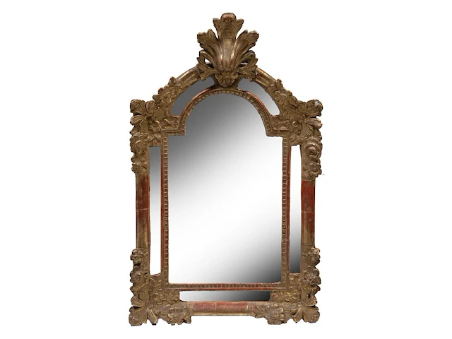 A fine régence giltwood wall mirror, decorated with carved flowers, mid 18thc 72 x 45 cm. (28.35 x 17.71 in.) - afbeelding 1 van  2