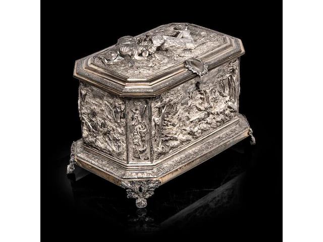 A fine silver-plated jewellery box, relief decorated with hunting scenes 15 x 20 x 13 cm. (5.91 x 7.87 x 5.12 in.) - afbeelding 1 van  8