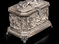 A fine silver-plated jewellery box, relief decorated with hunting scenes 15 x 20 x 13 cm. (5.91 x 7.87 x 5.12 in.)