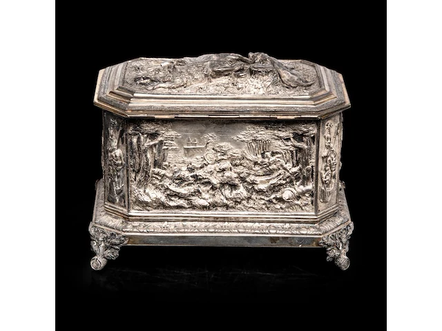 A fine silver-plated jewellery box, relief decorated with hunting scenes 15 x 20 x 13 cm. (5.91 x 7.87 x 5.12 in.) - afbeelding 4 van  8