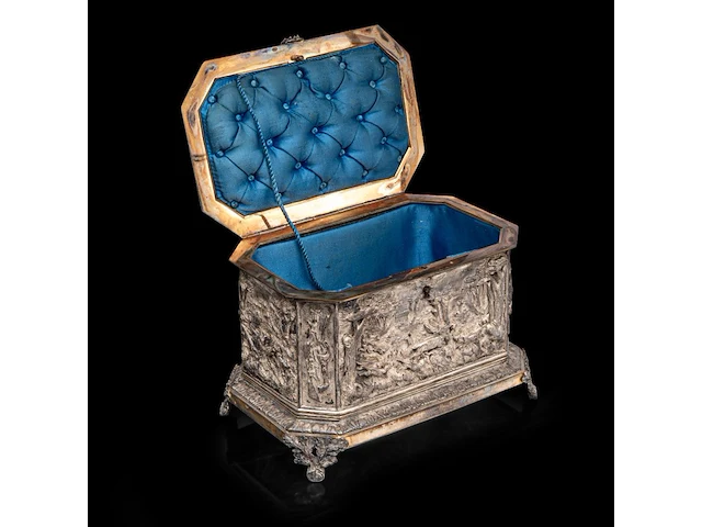 A fine silver-plated jewellery box, relief decorated with hunting scenes 15 x 20 x 13 cm. (5.91 x 7.87 x 5.12 in.) - afbeelding 8 van  8