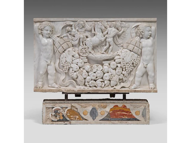 A finely carved basso-relievo carrara plaque depicting proserpina abducted by pluto, presented on a pietra dura decorated stand, 19thc plaque: 50 x 82 cm. (19.67 x 32.28 in.), with stand: 70 cm. (27.55 in.) - afbeelding 1 van  7