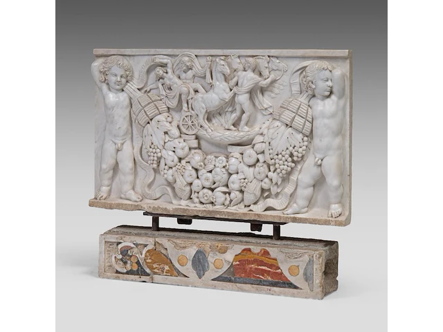 A finely carved basso-relievo carrara plaque depicting proserpina abducted by pluto, presented on a pietra dura decorated stand, 19thc plaque: 50 x 82 cm. (19.67 x 32.28 in.), with stand: 70 cm. (27.55 in.) - afbeelding 2 van  7