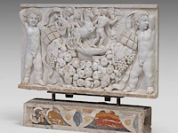 A finely carved basso-relievo carrara plaque depicting proserpina abducted by pluto, presented on a pietra dura decorated stand, 19thc plaque: 50 x 82 cm. (19.67 x 32.28 in.), with stand: 70 cm. (27.55 in.) - afbeelding 2 van  7