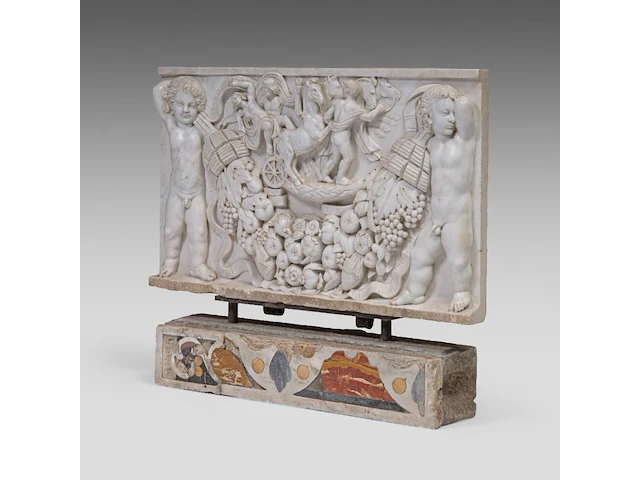 A finely carved basso-relievo carrara plaque depicting proserpina abducted by pluto, presented on a pietra dura decorated stand, 19thc plaque: 50 x 82 cm. (19.67 x 32.28 in.), with stand: 70 cm. (27.55 in.) - afbeelding 3 van  7