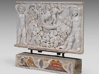 A finely carved basso-relievo carrara plaque depicting proserpina abducted by pluto, presented on a pietra dura decorated stand, 19thc plaque: 50 x 82 cm. (19.67 x 32.28 in.), with stand: 70 cm. (27.55 in.) - afbeelding 3 van  7