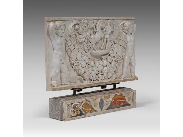 A finely carved basso-relievo carrara plaque depicting proserpina abducted by pluto, presented on a pietra dura decorated stand, 19thc plaque: 50 x 82 cm. (19.67 x 32.28 in.), with stand: 70 cm. (27.55 in.) - afbeelding 7 van  7