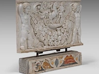 A finely carved basso-relievo carrara plaque depicting proserpina abducted by pluto, presented on a pietra dura decorated stand, 19thc plaque: 50 x 82 cm. (19.67 x 32.28 in.), with stand: 70 cm. (27.55 in.) - afbeelding 7 van  7