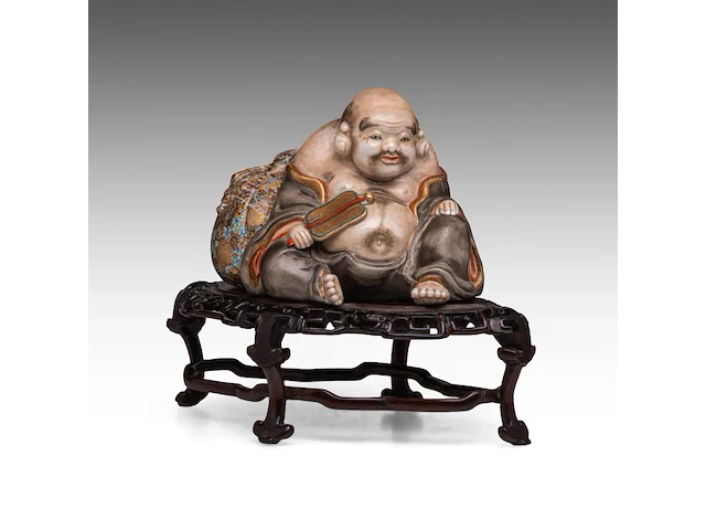 A finely painted japanese polychrome porcelain figure of hotei leaning against the bag of good fortune, l 22 cm - figure h 14,5 cm - total h 22,5 cm - afbeelding 2 van  8